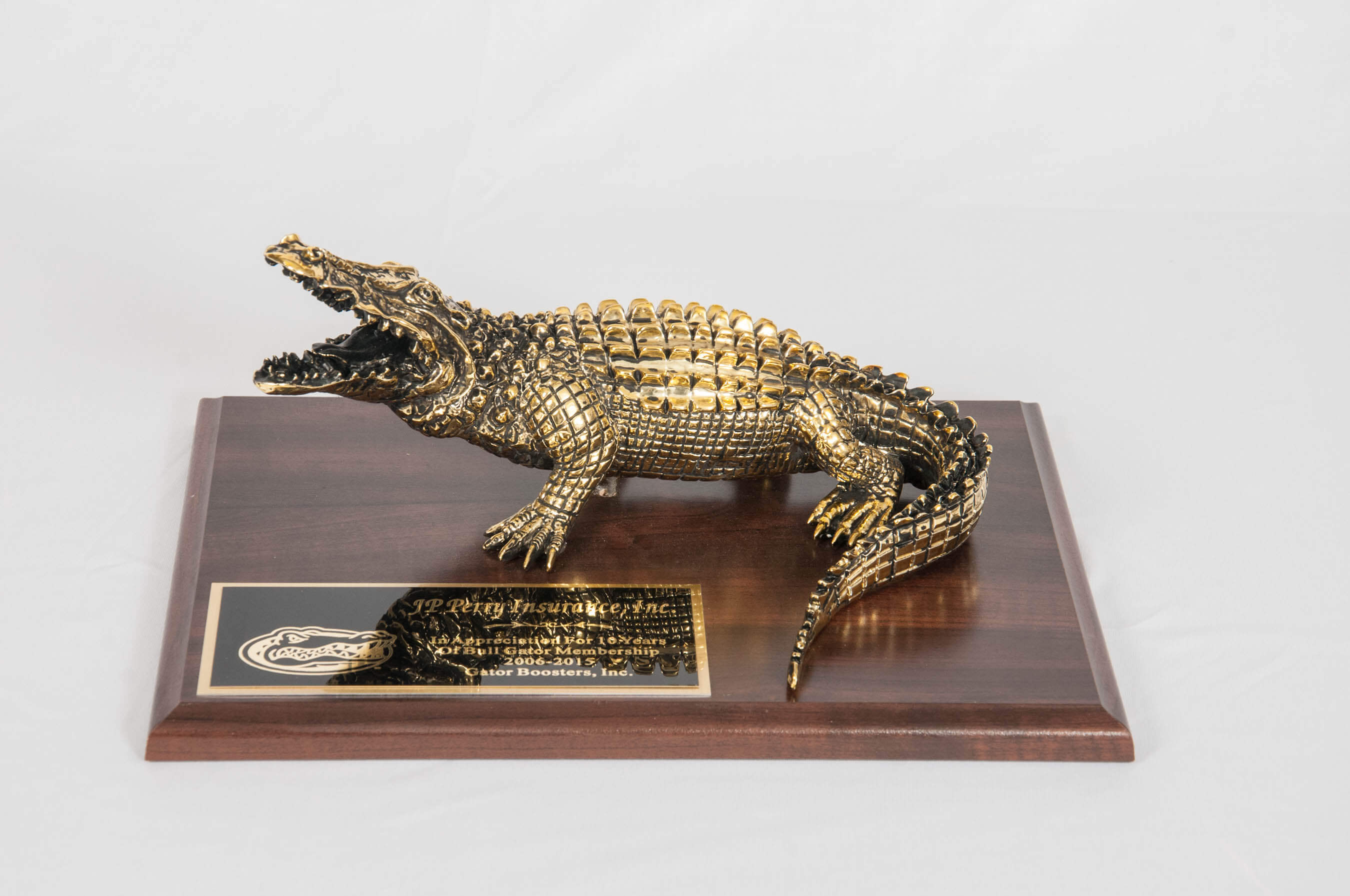 Large Gator on 9x12 Plaque angle