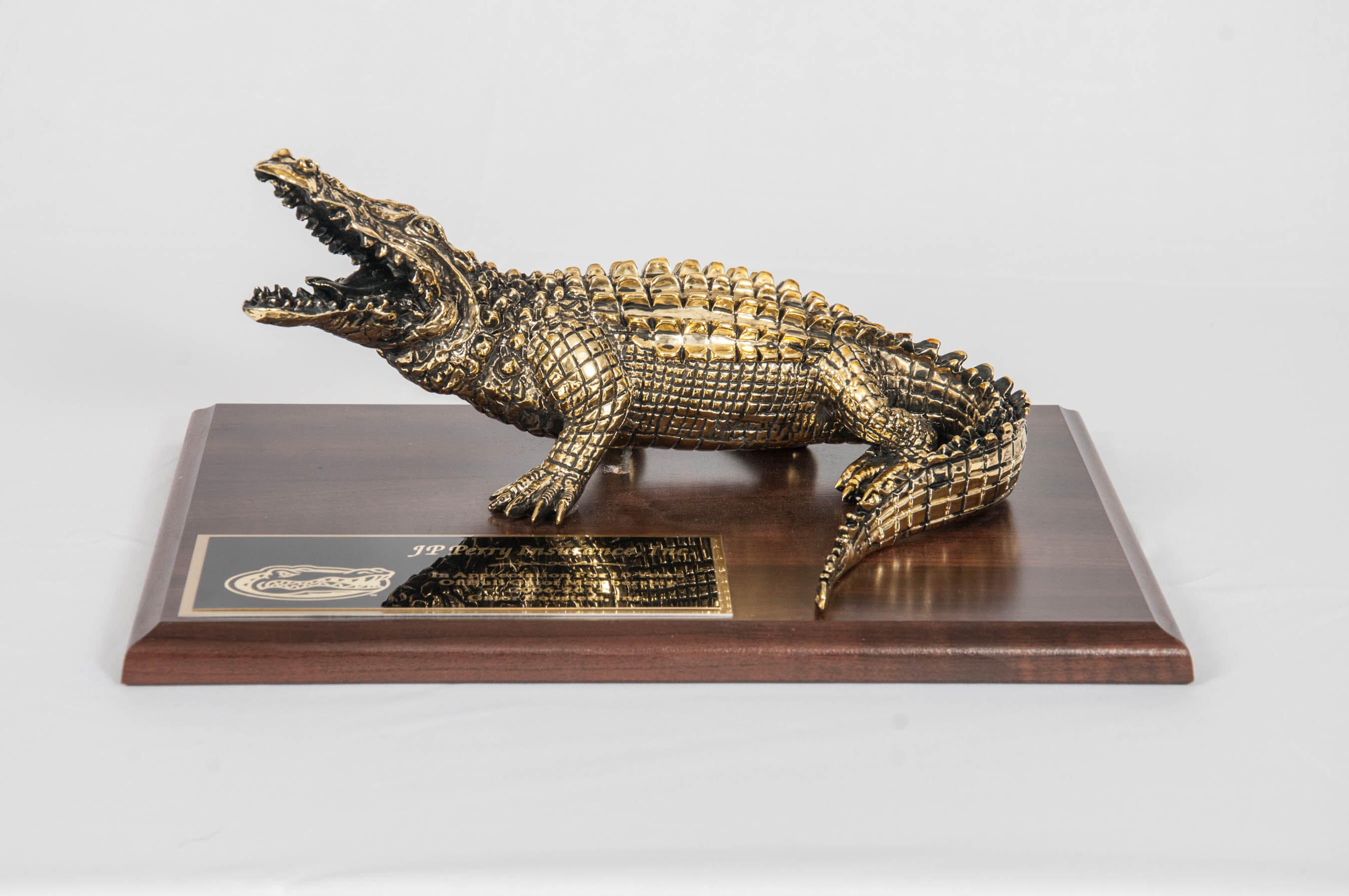 Large Gator on 9x12 Plaque side